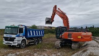 NEW EXCAVATOR HITACHI 350 SERIE 7 LOAD TRUCK MERCEDES TRANS GHIAIA GRAVEL [upl. by Inoj]