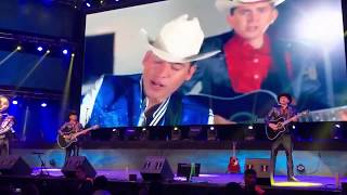 nueva presentación al subir a escenario de los plebes del rancho de ariel camacho [upl. by Baruch]