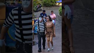 O mímico Tom aproveitou a distração do marido dela 😂🤣 tomthemime seaworldmime seaworldorlando [upl. by Rodgers]