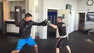 Dmitry Bivol intensivo entrenamiento de manoplas [upl. by Nnylimaj]