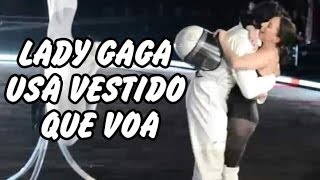 Lady Gaga usa vestido que voa Volantis Lady Gagas flying dress [upl. by Marella427]