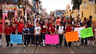 Padres y alumnos de primaria Revolución de Xalapa cierran calle por ausencia de seis maestros [upl. by Culliton977]