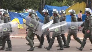 Brasile la polizia e lesercito schierati si prepara lo sgombero dei manifestanti accampati [upl. by Gerik]