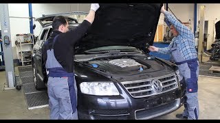 Demontage VW Touareg 50 V10 TDI  wwwklassencarpartscom [upl. by Konstance289]