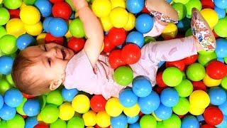 Video con i giocattoli Giochi per bambini con le bambole Le palline colorate [upl. by Kirshbaum]