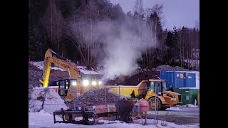 Cat 335 loading stone on a hydrema 922 and leveling the stone out 💪 2222022 part 2 [upl. by Nosnibor877]