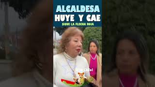 Alcaldesa huye de vecinos y se cae al piso [upl. by Phip]