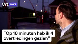 Fietser steekt gesloten spoorweg over tijdens interview [upl. by Janyte]