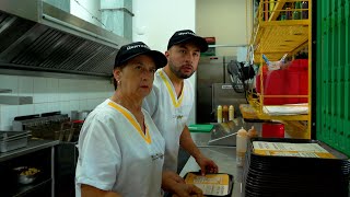 CUANDO TRABAJAS EN UN RESTAURANTE  LOS MONTAÑEROS [upl. by Heather]