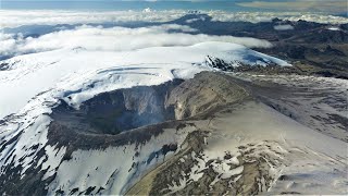 Sobrevuelos con drone del cráter arenas en el volcán nevado del Ruiz 4K [upl. by Jallier297]