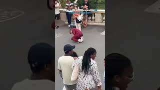 Mujer huye de su propuesta de matrimonio en París [upl. by Rebmetpes524]