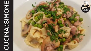 Pappardelle fatte in casa con salsiccia funghi e piselli [upl. by Ave]