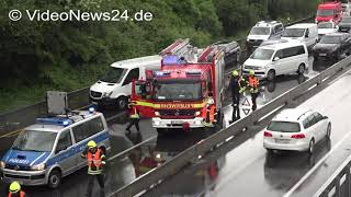 19052017  VN24  Keine Rettungsgasse auf der A2  Sanitäter klettern über Leitplanke [upl. by Ruprecht]