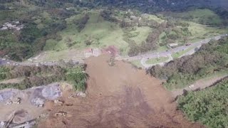 Al menos 6 muertos por derrumbe en carretera de Colombia [upl. by Takara]