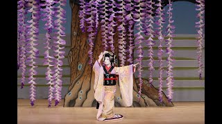 Enjoying the Masterpiece of Kabuki Dance 国立劇場令和4年7月舞踊公演「花形・名作舞踊鑑賞会」より『藤娘』 [upl. by Altaf]