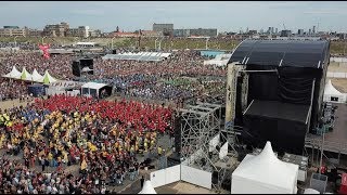 2000 DRUMMERS ON THE BEACH  FOUR HORIZONS CONCERT VIDEO [upl. by Geraldina]