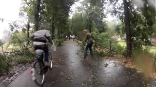 Unwetter auf der Promenade Bürger räumen herabgefallene Äste zur Seite [upl. by Notsek]