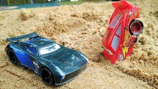 Rayo McQueen y Storm en la pista Juegos de coches de juguete [upl. by Nobie]