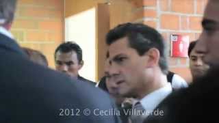 Enrique Peña Nieto se esconde en el baño de la Ibero jamas lo veras en TV [upl. by Rolando]