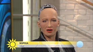 Träffa roboten Sophia ”Jag tror hon sa Jag älskar Sverige”  Nyhetsmorgon TV4 [upl. by Nij955]