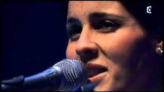 Souad Massi  Hakda Wela Ktar live [upl. by Yarod714]