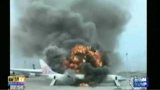 Avion en feu et explosion au Japon [upl. by Bonney115]