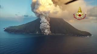 Eruzione Stromboli le straordinarie immagini dall’elicottero dei Vigili del Fuoco [upl. by Anigroeg928]