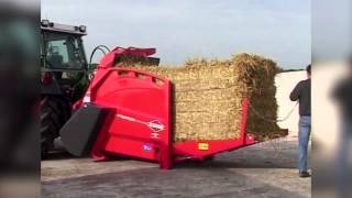 KUHN PRIMOR 2060 M  Pailleuses et pailleuses distributrices En action [upl. by Florri360]