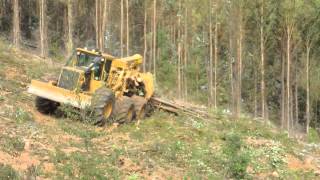 Skidder 6x6 Tigercat 615C madereando en pendiente [upl. by Nigem]