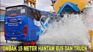 CUACA BURUK❗OMBAK BESAR HANTAM TRUCK DAN BUS DI PELABUHAN MERAK [upl. by Harle]