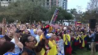 Venezolanos cantan himno nacional durante manifestación en Miami [upl. by Nylrebma]