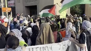 Enfrentamiento entre manifestantes y la policía ante la graduación de Pomona College [upl. by Sadiras]