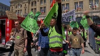 Grève à la SNCF les syndicats veulent quotamplifierquot le mouvement  1306 [upl. by Saiff446]