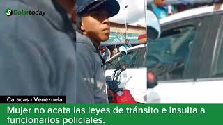 Mujer no acata las leyes de tránsito e insulta a funcionarios policiales [upl. by Yetti]