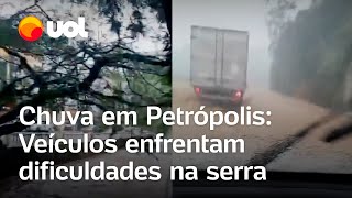 Chuvas em Petrópolis causam alagamento e carros se locomovem com dificuldade na serra [upl. by Anid]