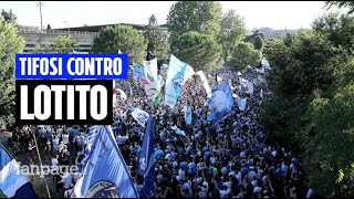 Tifosi della Lazio contro Lotito in migliaia per contestare il presidente “Liberaci dal male” [upl. by Oidgime]