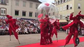 Spectacle sur échasses lumineux et bulle Cie Mademoiselle Paillette Lightning stilts [upl. by Klingel816]