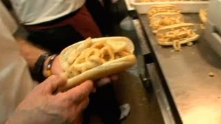 Bocadillo de calamares en la Plaza Mayor de Madrid un clásico gastronómico [upl. by Darwen]