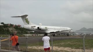 Extreme Jetblast Maho Beach St Maarten ジェット噴射がビーチ客直撃 あのプリンセスジュリアナ空港動画 [upl. by Aneelak]