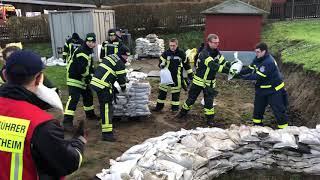 Feuerwehren sichern in Northeim Deich gegen Hochwasser [upl. by Nlocnil]