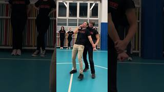 Presa e trascinata via senza farti gridare 🤐 Cosa fare selfdefense difesapersonale training [upl. by Hoagland]