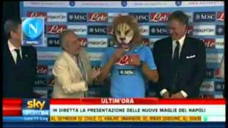 Napoli  La presentazione della maglia e di  Gokhan Inler [upl. by Herrera]