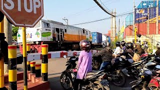 PALANG PINTU PERLINTASAN KERETA API JL RONGGOWARSITO SEMARANG  KA BARANG KONTAINER [upl. by Aihsia139]