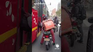 Domiciliario de Rappi le ayuda a un usuario a recuperar su maleta en un bus de Transmilenio [upl. by Olimac]