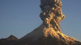 Éruption du volcan Colima au Mexique [upl. by Eelytsirk]