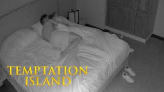 Arda duikt in bed met verleidster Eline  Temptation Island [upl. by Lodie]