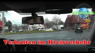 Verhalten im Kreisverkehr  Fahrstunde  Prüfungsfahrt  Führerschein [upl. by Lavina343]