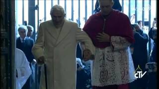 Giubileo della Misericordia Benedetto XVI varca la Porta Santa [upl. by Gnilhsa]