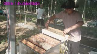 How does the Roller Uncapper work in the beekeeping [upl. by Rollecnahc427]