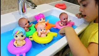 Babies Swimming in the Sink Water Colour Changing emilytube [upl. by Huan]